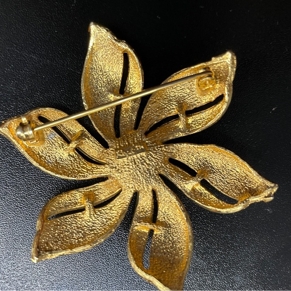 ROGET VINTAGE 1980s Textured Gold Tone Floral Brooch w/ Gold Pearl Center - Picture 2 of 4